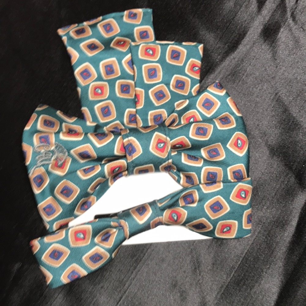Bow tie set.